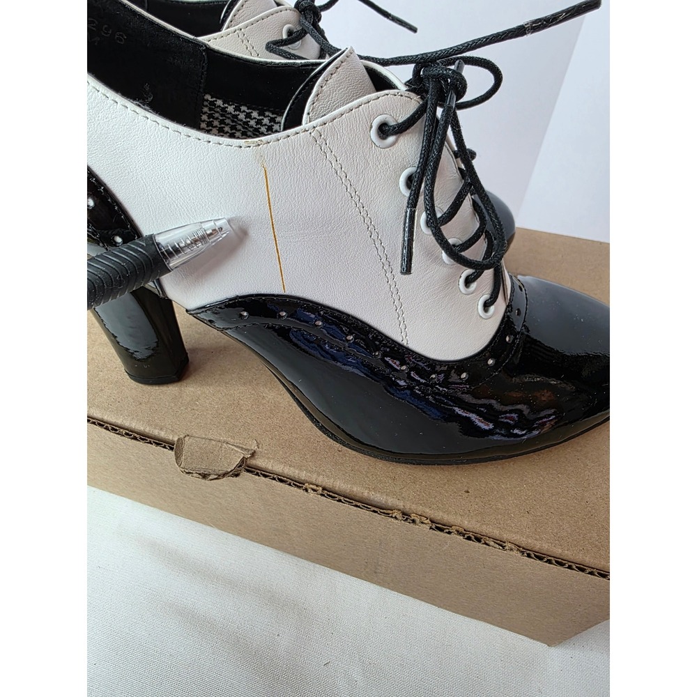 Ros Hommerson Red Collection Black White Spectator Oxford Heels 7.5M
342 - Picture 2 of 9